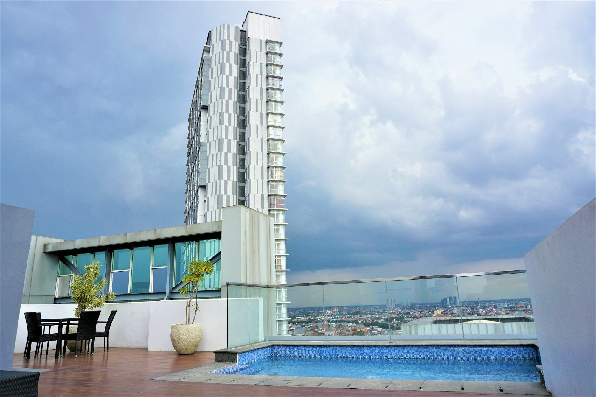 Midtown Residence Surabaya Esterno foto